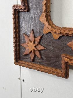 Cadre en bois sculpté de style tramp art antique grand 1890 Art populaire fin