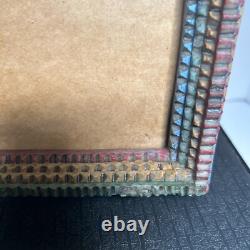 Cadre photo en bois multicolore arc-en-ciel Tramp Art 8x6 sculpté/gravé art populaire