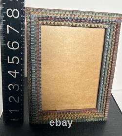 Cadre photo en bois multicolore arc-en-ciel Tramp Art 8x6 sculpté/gravé art populaire