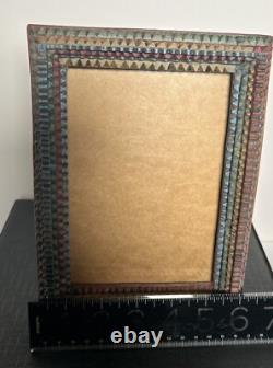 Cadre photo en bois multicolore arc-en-ciel Tramp Art 8x6 sculpté/gravé art populaire