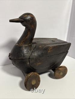 Canard en bois sculpté à la main antique sur roues, art populaire avec compartiment secret/Lire