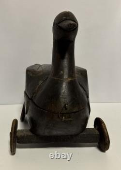 Canard en bois sculpté à la main antique sur roues, art populaire avec compartiment secret/Lire
