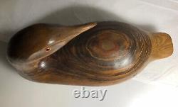 Canard leurre en bois sculpté à la main / Signé par l'artiste en 1995 / Une beauté