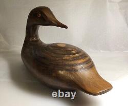 Canard leurre en bois sculpté à la main / Signé par l'artiste en 1995 / Une beauté Canard leurre en bois sculpté à la main / Signé par l'artiste en 1995 / Une beauté