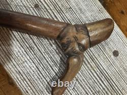 Canne de marche en bois sculpté à la main, art populaire antique. USA. Homme au grand nez.