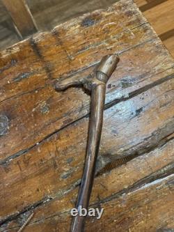Canne de marche en bois sculpté à la main, art populaire antique. USA. Homme au grand nez.