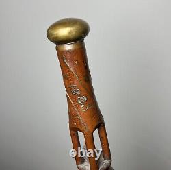 Canne de marche en bois sculptée à la main de 1885 avec boule dans la cage, art populaire signé LSM 35