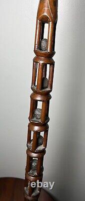 Canne de marche en bois sculptée à la main de 1885 avec boule dans la cage, art populaire signé LSM 35