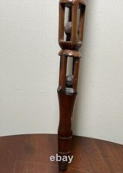 Canne de marche en bois sculptée à la main de 1885 avec boule dans la cage, art populaire signé LSM 35