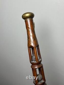 Canne de marche en bois sculptée à la main de 1885 avec boule dans la cage, art populaire signé LSM 35