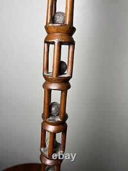 Canne de marche en bois sculptée à la main de 1885 avec boule dans la cage, art populaire signé LSM 35