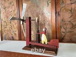Chanson en bois sculptée à la main de l'art populaire campagnard antique avec un barillet à beurre en mouvement.