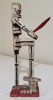 Chasseur De Tête De Squelette Sculpté De Bois Vtg Avec L'épée Et Le Crâne Statue Figure Folk Art 17
