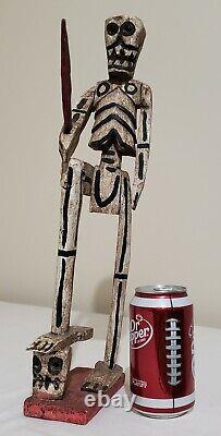 Chasseur De Tête De Squelette Sculpté De Bois Vtg Avec L'épée Et Le Crâne Statue Figure Folk Art 17