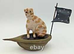 Chat en bateau avec drapeau en art populaire américain sculpté à la main en 1987 par Paige et Larry Koosed
