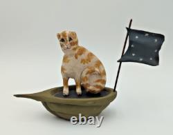 Chat en bateau avec drapeau en art populaire américain sculpté à la main en 1987 par Paige et Larry Koosed