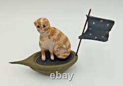 Chat en bateau avec drapeau en art populaire américain sculpté à la main en 1987 par Paige et Larry Koosed