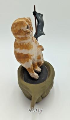 Chat en bateau avec drapeau en art populaire américain sculpté à la main en 1987 par Paige et Larry Koosed