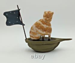 Chat en bateau avec drapeau en art populaire américain sculpté à la main en 1987 par Paige et Larry Koosed