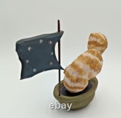 Chat en bateau avec drapeau en art populaire américain sculpté à la main en 1987 par Paige et Larry Koosed