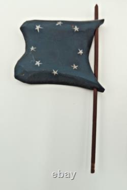 Chat en bateau avec drapeau en art populaire américain sculpté à la main en 1987 par Paige et Larry Koosed
