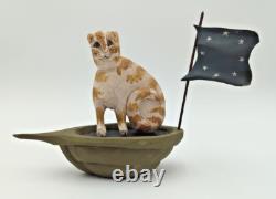 Chat en bateau avec drapeau en art populaire américain sculpté à la main en 1987 par Paige et Larry Koosed