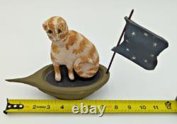 Chat en bateau avec drapeau en art populaire américain sculpté à la main en 1987 par Paige et Larry Koosed