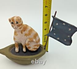 Chat en bateau avec drapeau en art populaire américain sculpté à la main en 1987 par Paige et Larry Koosed