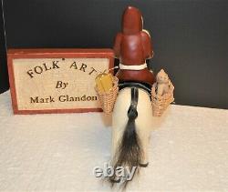 Cheval En Bois Sculpté Main Santa & Saddled Avec Jouets De L'artiste Populaire Famed Mark Glandon