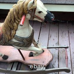 Cheval à bascule ancien en bois sculpté à la main, art populaire peint décoratif de carrousel