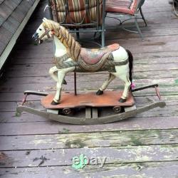 Cheval à bascule ancien en bois sculpté à la main, art populaire peint décoratif de carrousel