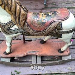 Cheval à bascule ancien en bois sculpté à la main, art populaire peint décoratif de carrousel