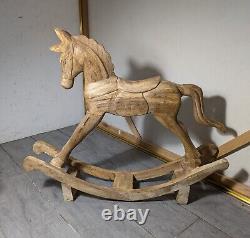 Cheval à bascule en bois massif sculpté à la main, art populaire rustique vintage