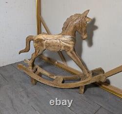 Cheval à bascule en bois massif sculpté à la main, art populaire rustique vintage