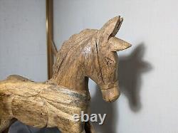 Cheval à bascule en bois massif sculpté à la main, art populaire rustique vintage