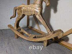 Cheval à bascule en bois massif sculpté à la main, art populaire rustique vintage