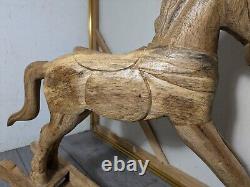 Cheval à bascule en bois massif sculpté à la main, art populaire rustique vintage