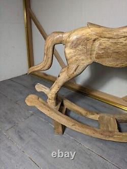 Cheval à bascule en bois massif sculpté à la main, art populaire rustique vintage
