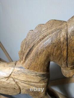 Cheval à bascule en bois massif sculpté à la main, art populaire rustique vintage