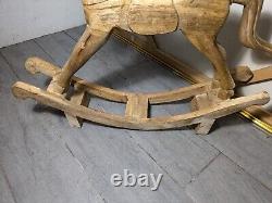 Cheval à bascule en bois massif sculpté à la main, art populaire rustique vintage