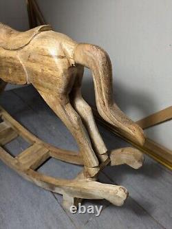 Cheval à bascule en bois massif sculpté à la main, art populaire rustique vintage