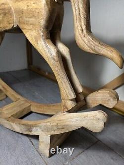 Cheval à bascule en bois massif sculpté à la main, art populaire rustique vintage