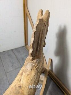 Cheval à bascule en bois massif sculpté à la main, art populaire rustique vintage