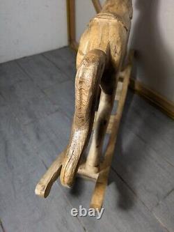Cheval à bascule en bois massif sculpté à la main, art populaire rustique vintage
