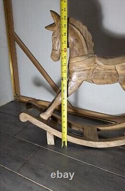 Cheval à bascule en bois massif sculpté à la main, art populaire rustique vintage