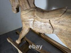 Cheval à bascule en bois massif sculpté à la main, art populaire rustique vintage