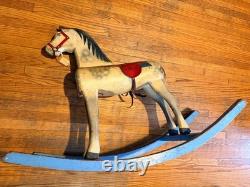 Cheval à bascule en bois sculpté à la main vintage, jouet d'art populaire avec peinture et selle d'origine