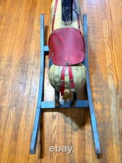 Cheval à bascule en bois sculpté à la main vintage, jouet d'art populaire avec peinture et selle d'origine