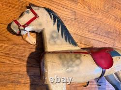 Cheval à bascule en bois sculpté à la main vintage, jouet d'art populaire avec peinture et selle d'origine