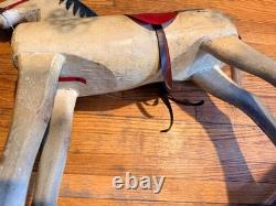 Cheval à bascule en bois sculpté à la main vintage, jouet d'art populaire avec peinture et selle d'origine